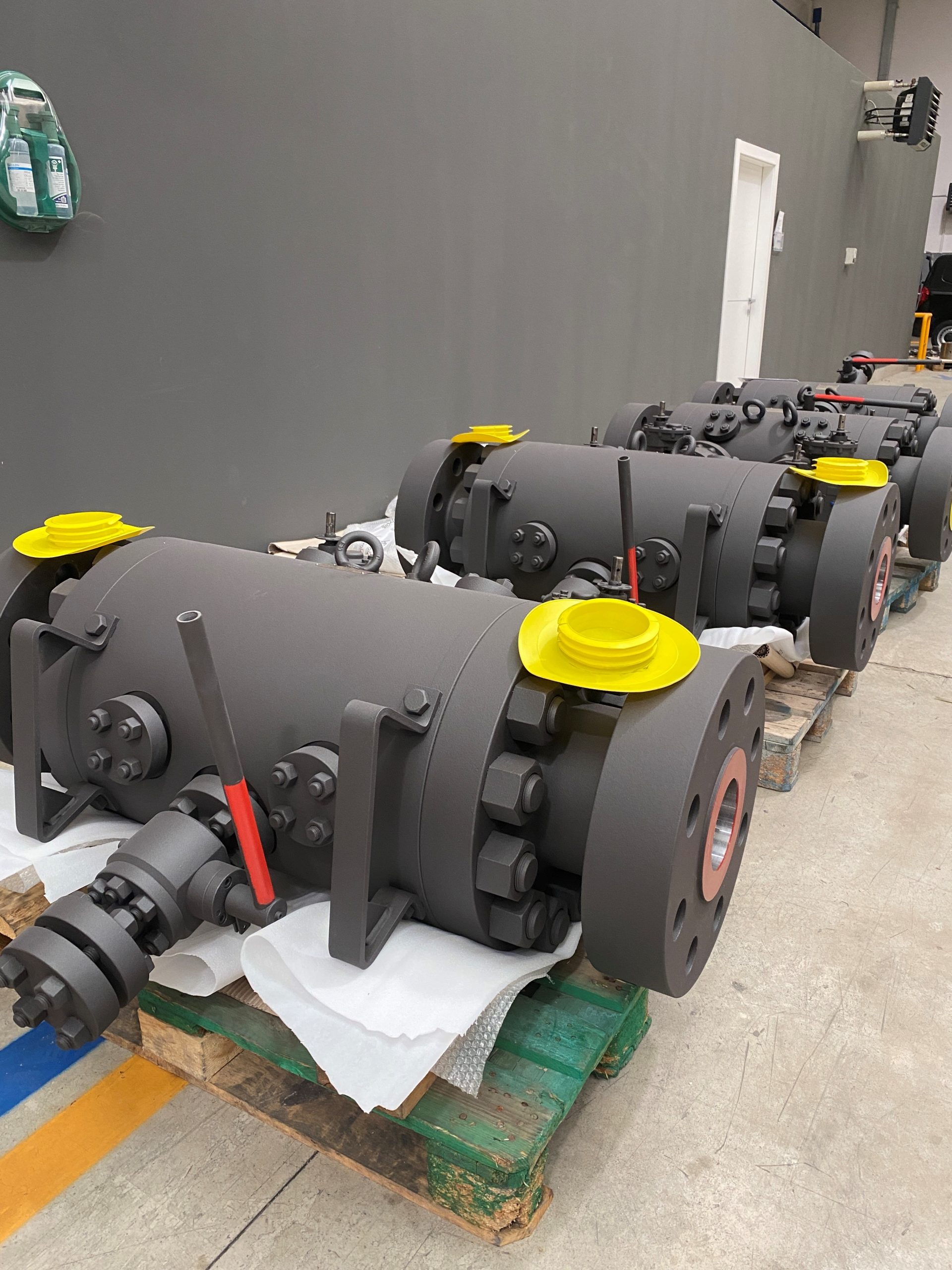 Some shots of a big batch of double block and bleed valves to be installed in a Floating Production Unit – 6″ Class 2500